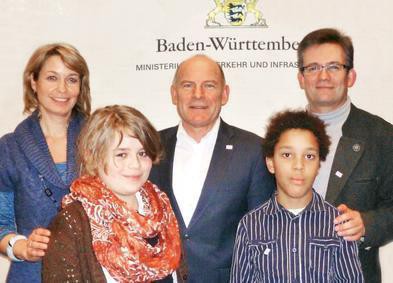 Die Vertreter der Waldorfschule Crailsheim mit Verkehrsminister Herrmann (Mitte) in Stuttgart.